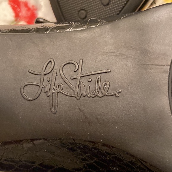 NWOT Life Stride Heels Shoes Vivian Black Reptile 3” Heel Peekaboos SZ 7 1/2 M - Picture 12 of 15